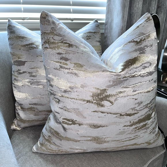 1-NWT SOHO STUDIO LUXURY DECORAYIVE PILLOW (Please read description for details)
